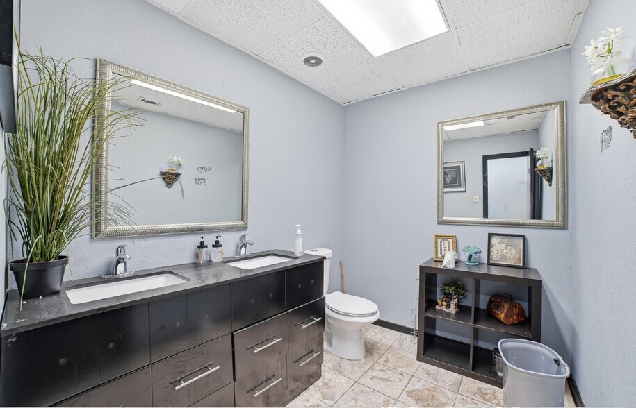 More Photos Of 2908 11th St, Dallas Office For Sale