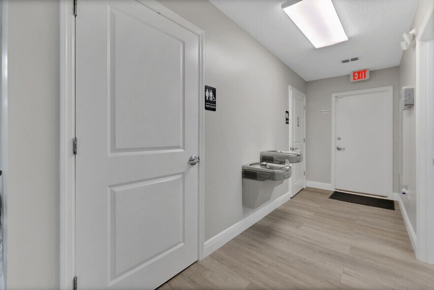 More Photos Of 6640 W 103rd St, Jacksonville Office For Sale