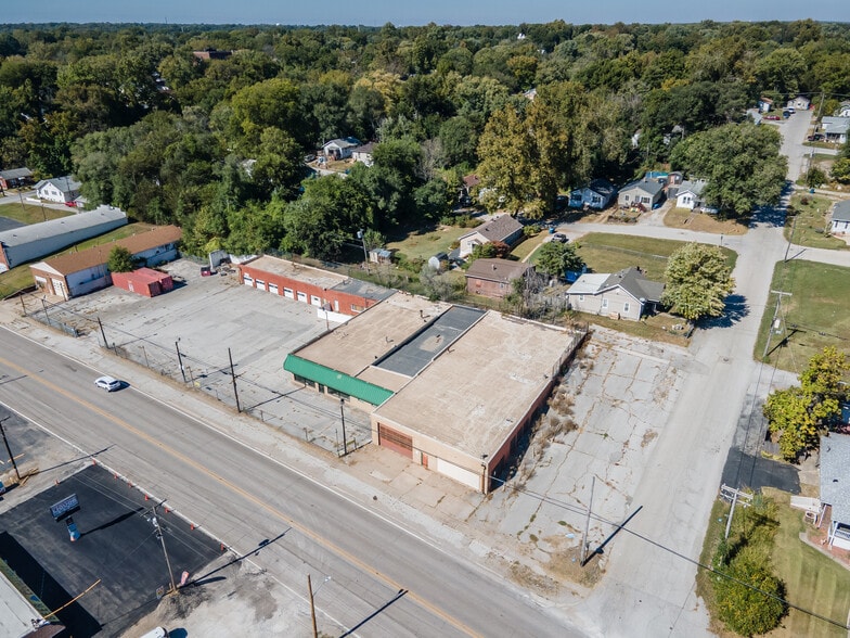 More Photos Of 2726 E Broadway, Alton Flex For Sale