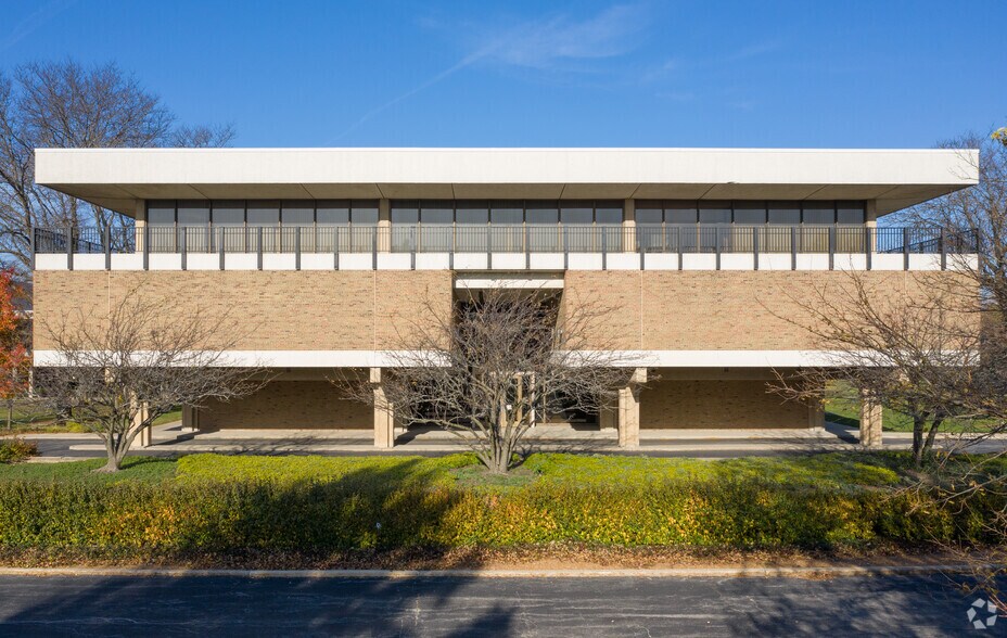 More Photos Of 1900 E Lake Ave, Glenview Office For Sale