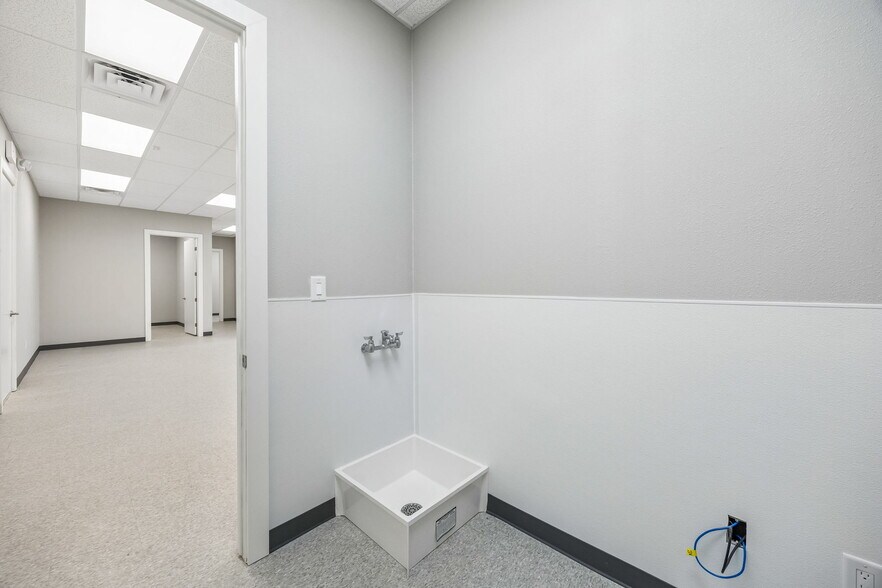 More Photos Of 6819 Theall Rd, Houston Industrial For Sale