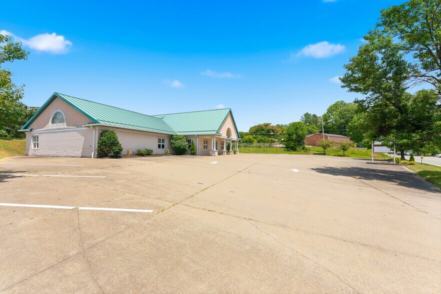 More Photos Of 1703 Locust Ave, Fairmont Medical For Sale