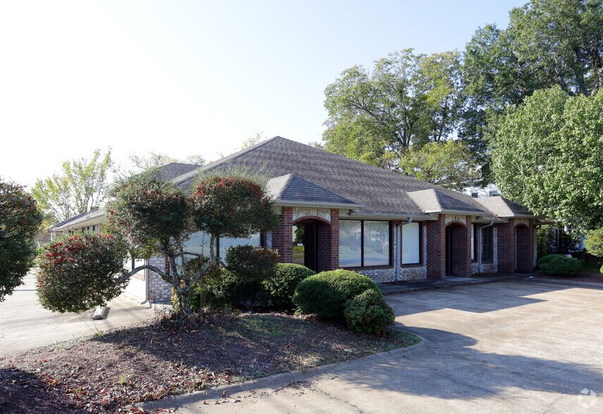 More Photos Of 750 Clarksville St, Paris Office For Sale
