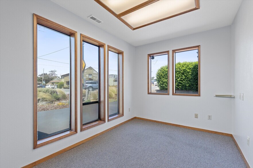 More Photos Of 1140 Ne Highway 101, Lincoln City Office For Sale