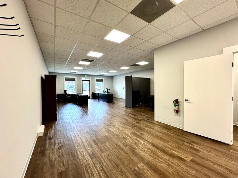 More Photos Of 609 E University Ave, Georgetown Storefront Retail Office For Sale