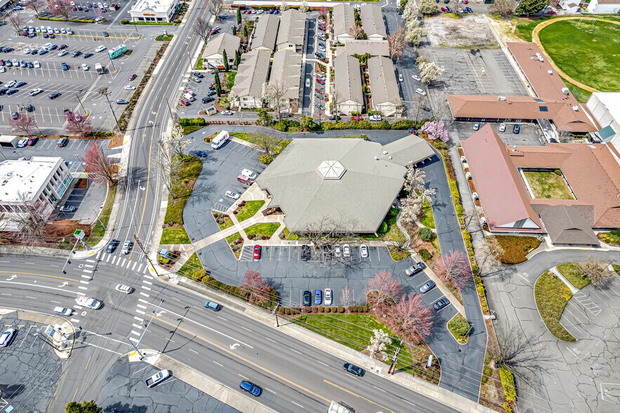 More Photos Of 601 Crater Lake Ave, Medford Bank For Lease