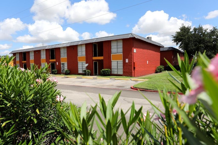 More Photos Of 701 Preston, Pasadena Apartments For Sale