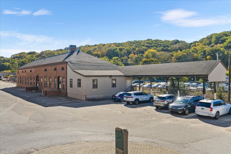 More Photos Of 10 Railroad Pl, Norwich Flex For Lease