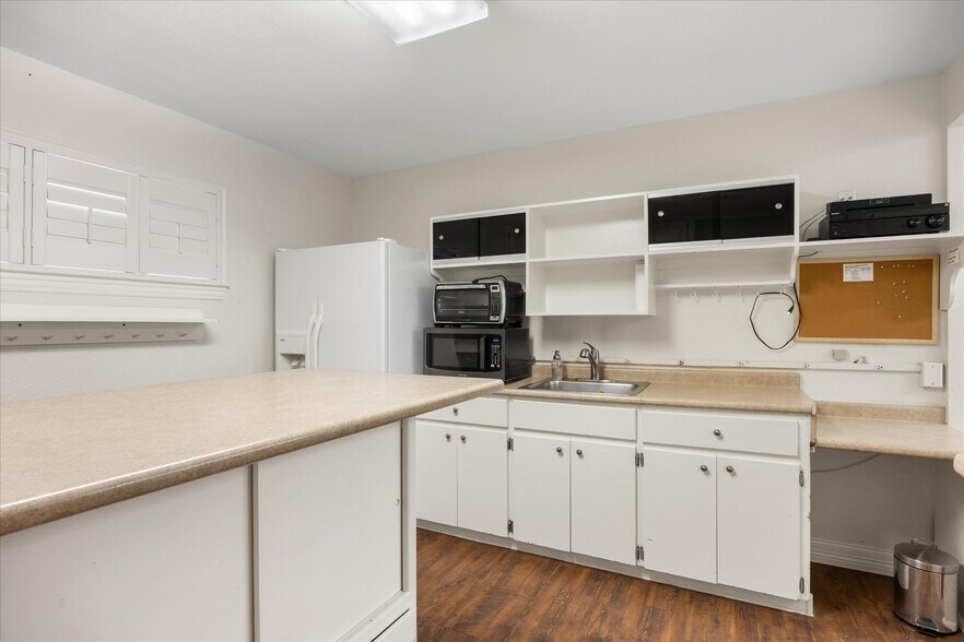 More Photos Of 310 W Bluff St, Granbury Office For Sale