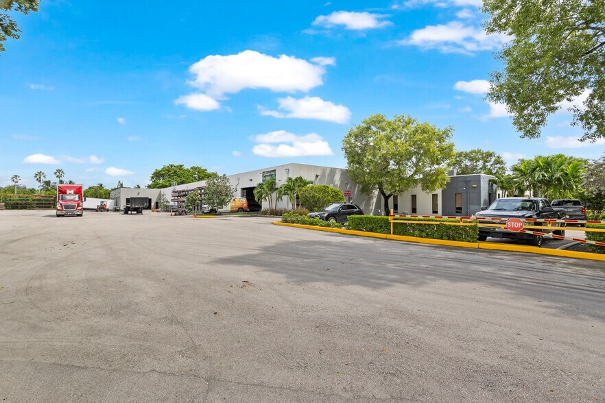 More Photos Of 2775 NW 63rd Ct, Fort Lauderdale Distribution For Lease