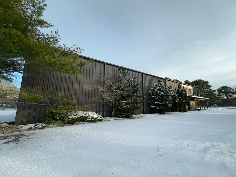 More Photos Of 22 A St, Edgartown Warehouse For Lease