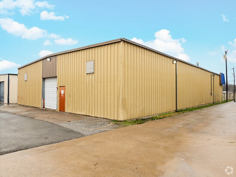 More Photos Of 910 S Cedar Ridge Dr, Duncanville Freestanding For Sale