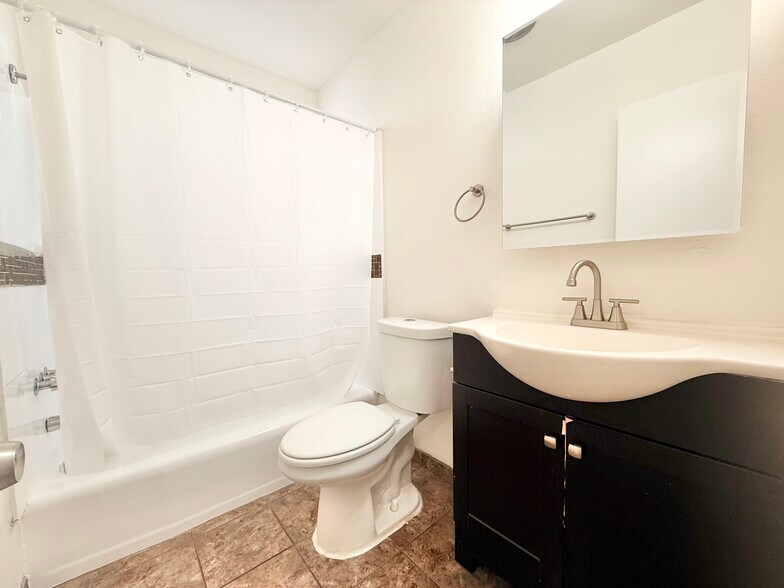 More Photos Of 2718 S Cochran Ave, Los Angeles Apartments For Sale