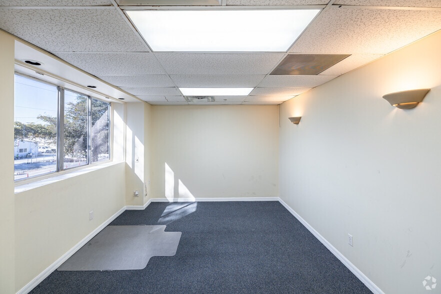 More Photos Of 2221 Corporation Blvd, Naples Light Manufacturing For Sale