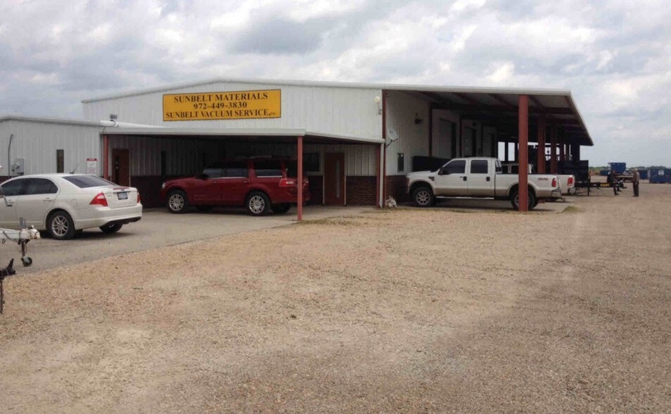 Primary Photo Of 8260 N Interstate 45 Service Rd, Palmer Warehouse For Lease