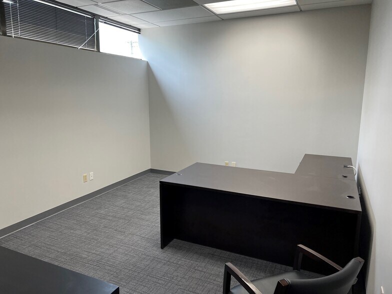 More Photos Of 1041-1049 S Woods Mill Rd, Chesterfield Storefront Retail Office For Lease