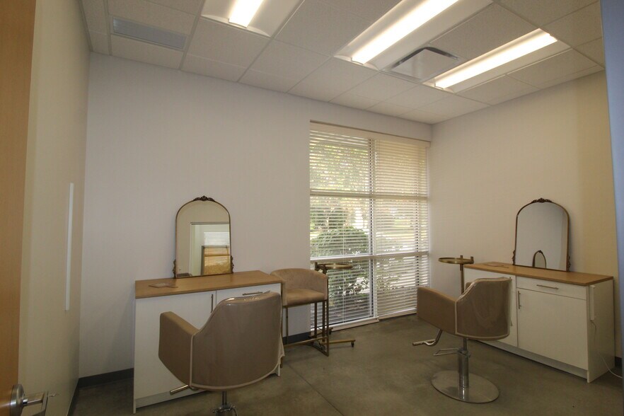 More Photos Of 653 McCorkle Blvd, Westerville Flex For Lease
