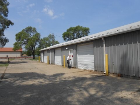 More Photos Of 5300 River Dr, Moline Warehouse For Lease