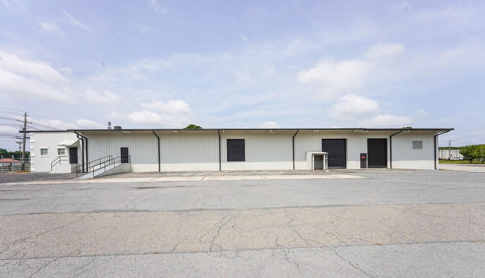 More Photos Of 801 Legion Dr, Dalton Distribution For Lease