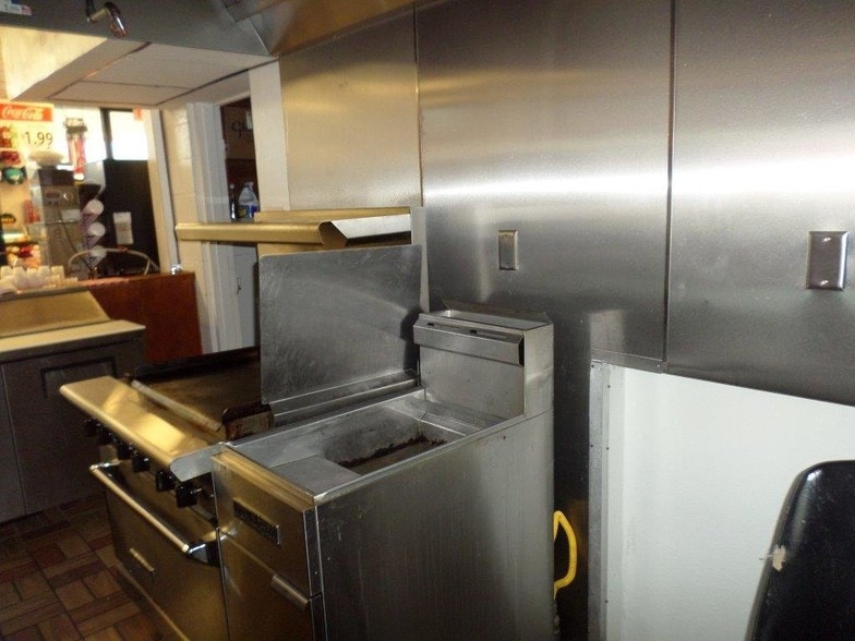 More Photos Of 1419 The Blvd, Rayne Service Station For Lease