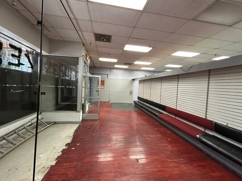 More Photos Of 5645 Hollywood Blvd, Hollywood General Retail For Lease