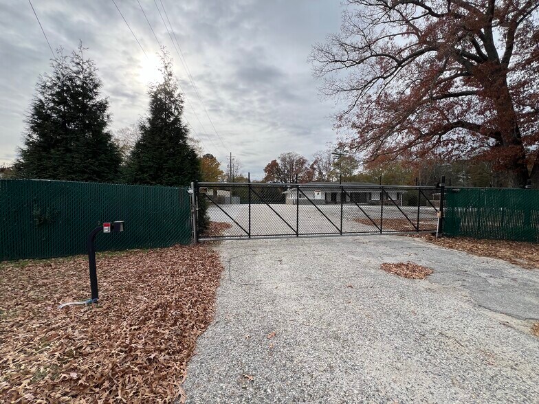 More Photos Of 526-530 Lyle Cir, Lawrenceville Light Manufacturing For Sale