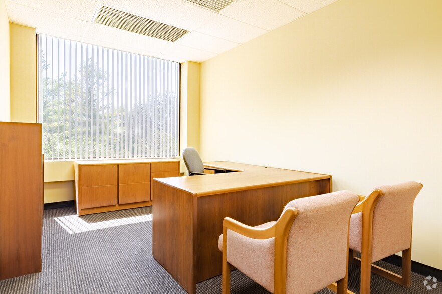 More Photos Of 2000 S Batavia Ave, Geneva Office For Lease