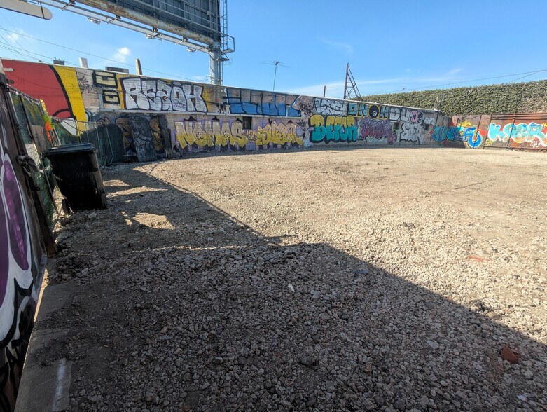 More Photos Of 5747 Melrose Ave, Los Angeles Land For Lease