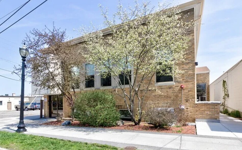 Primary Photo Of 95 Grant St, Crystal Lake Apartments For Sale