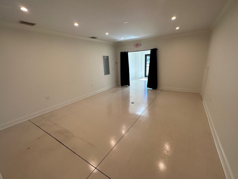 More Photos Of 6679 Treeland Ave, Largo Warehouse For Lease