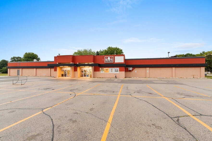 Primary Photo Of 2330 Menasha Ave, Manitowoc Supermarket For Sale