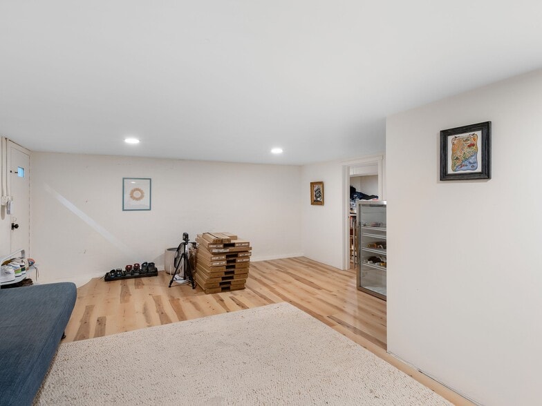 More Photos Of 1305 SE Belmont St, Portland Office For Sale