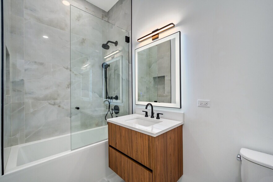 More Photos Of 1219 W Madison St, Chicago Storefront Retail Residential For Lease