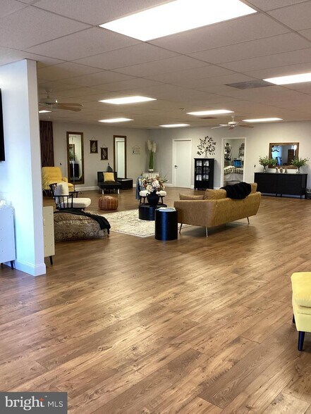 More Photos Of 240 N 7th St, Akron Flex For Lease