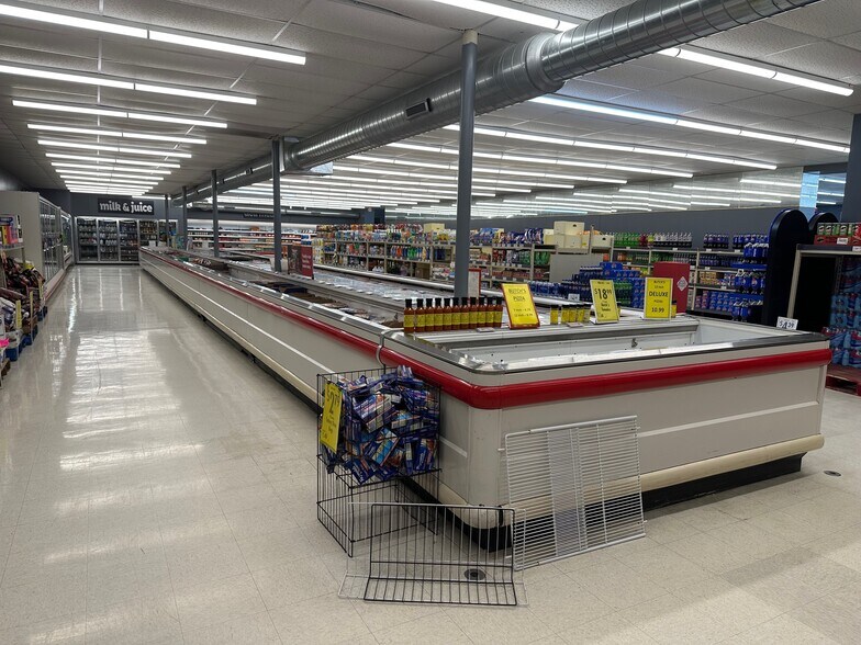 More Photos Of 1001-1105 Derby St, Pekin Unknown For Lease