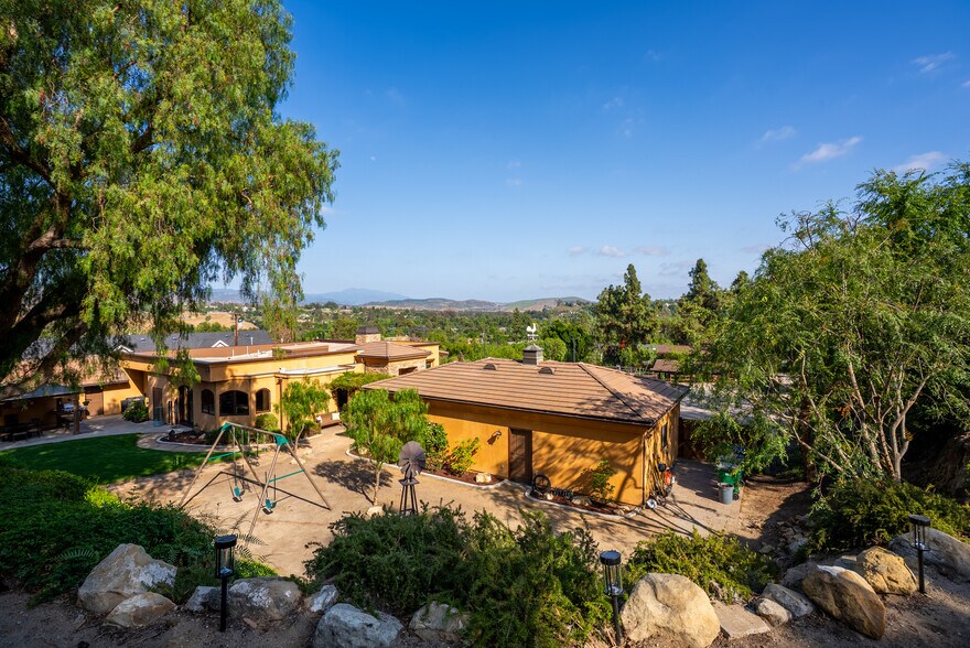 More Photos Of 10845 Meads, Orange Specialty For Sale