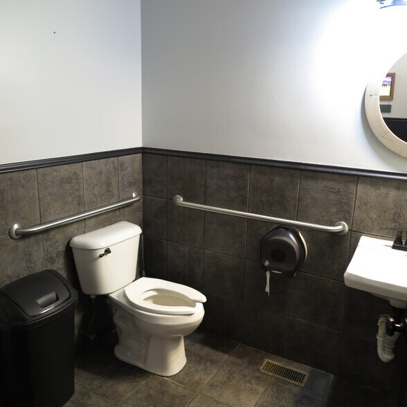 More Photos Of 139 E Walnut St, Oglesby Restaurant For Sale