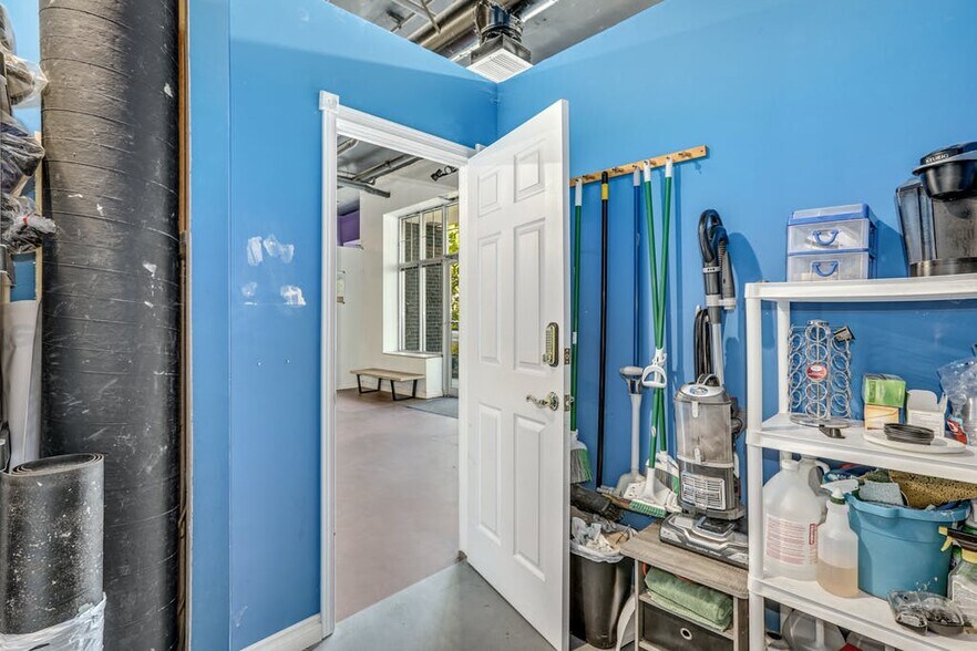 More Photos Of 5430 California Ave SW, Seattle Office For Sale