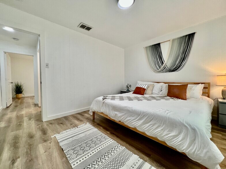 More Photos Of 902 E Highway St, Fredericksburg Specialty For Sale