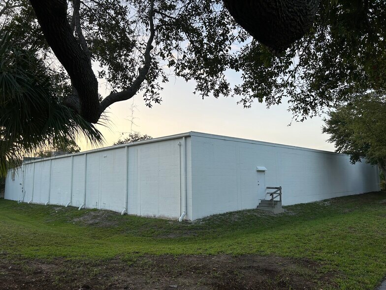 More Photos Of 1530 Mason Ave, Daytona Beach Freestanding For Lease