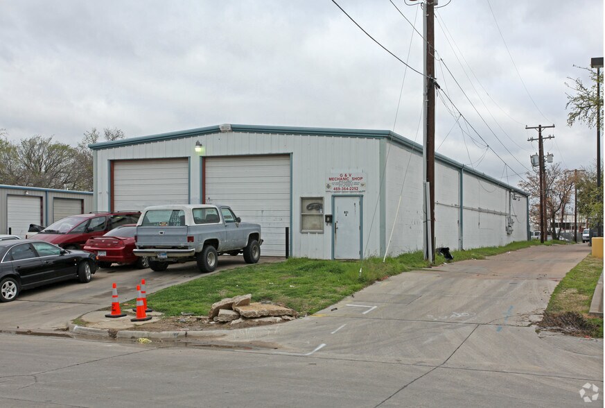More Photos Of 821 E 3rd St, Irving Service For Sale