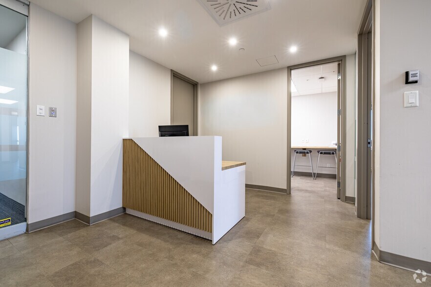 More Photos Of 3030 Boul Le Carrefour, Laval Medical For Lease