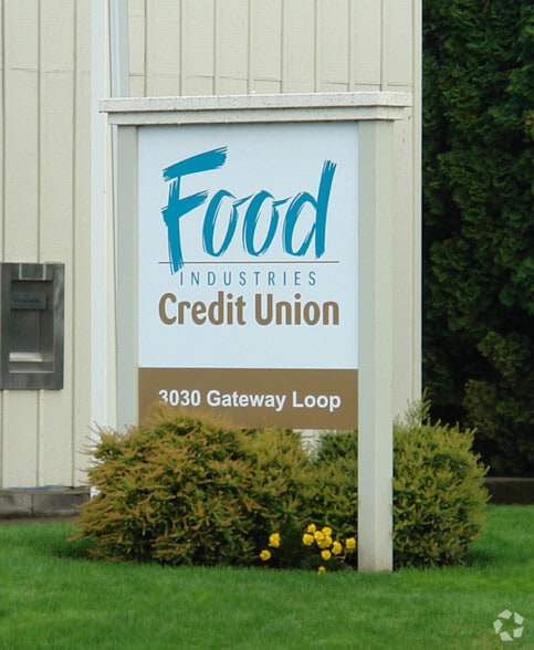 More Photos Of 3028-3030 Gateway Loop, Springfield Bank For Lease