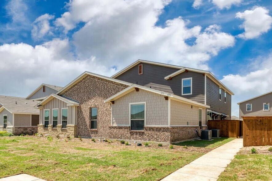 More Photos Of 640 Fallow Dr, Venus Multifamily For Sale