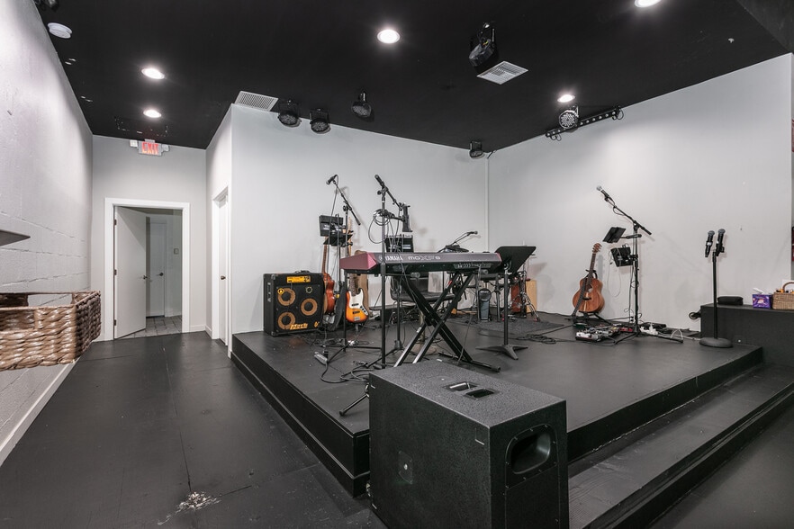 More Photos Of 605 Azusa, Azusa Storefront Retail Office For Sale
