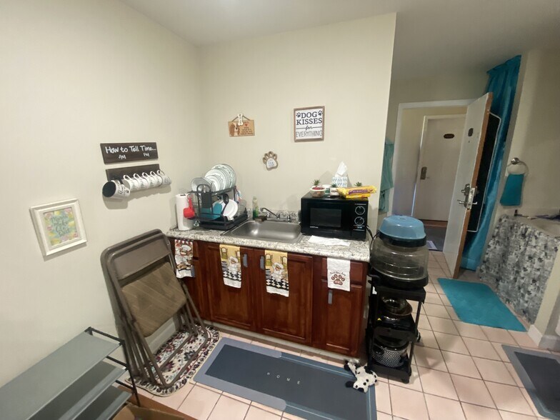 More Photos Of 1 Proactive Dr, New Florence Hotel For Sale