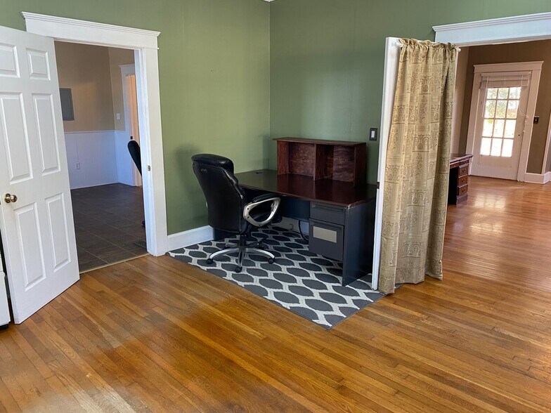 More Photos Of 1302 Main Ave, Northport Office For Lease