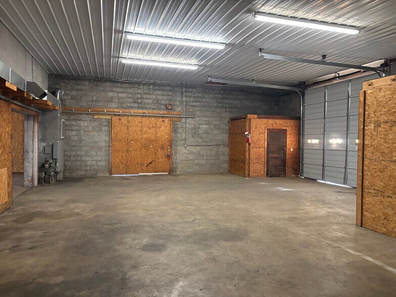 More Photos Of 835-839 Orange St, Bedford Light Distribution For Lease