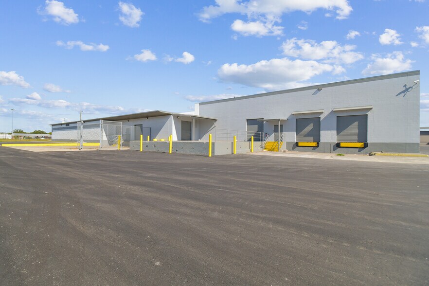 More Photos Of 3900 W Coachman Ave, Tampa Warehouse For Lease