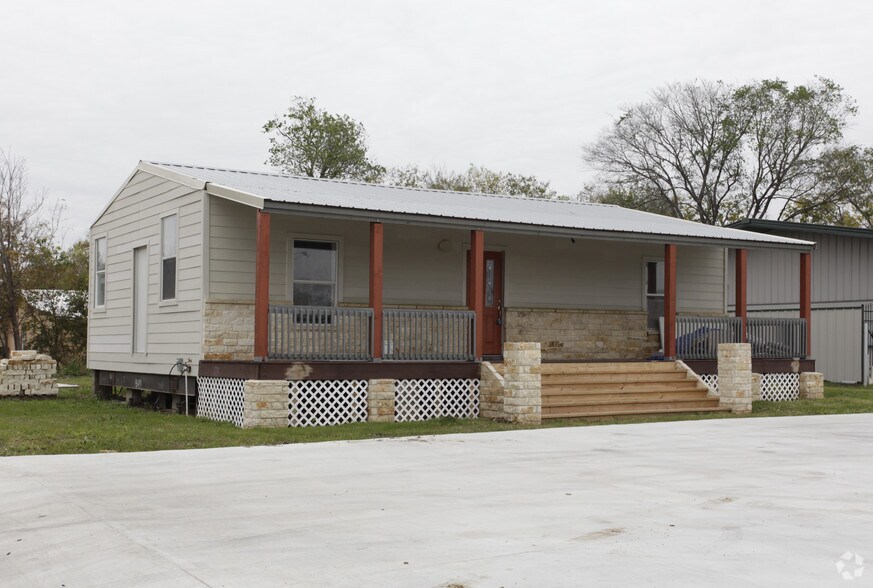 More Photos Of 1002 College St, Bastrop Freestanding For Lease